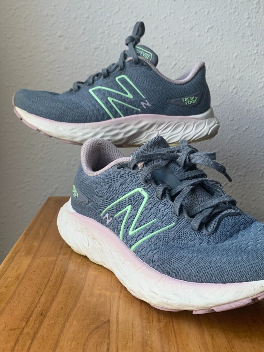 New Balance Fresh Foam EVOZ v3 Womens Size 7.5 Wide Blue Pink Sneakers